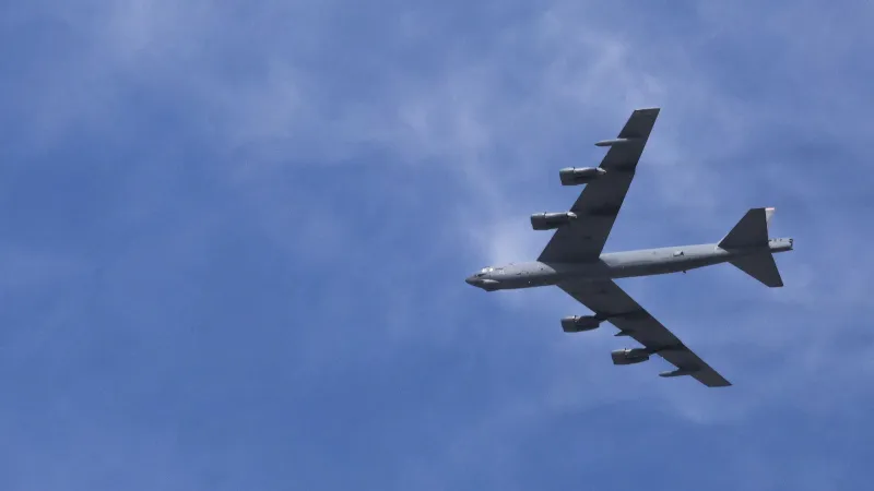 2 Amerikan bombardıman uçağı Venezuela hava sahasının etrafında uçtu