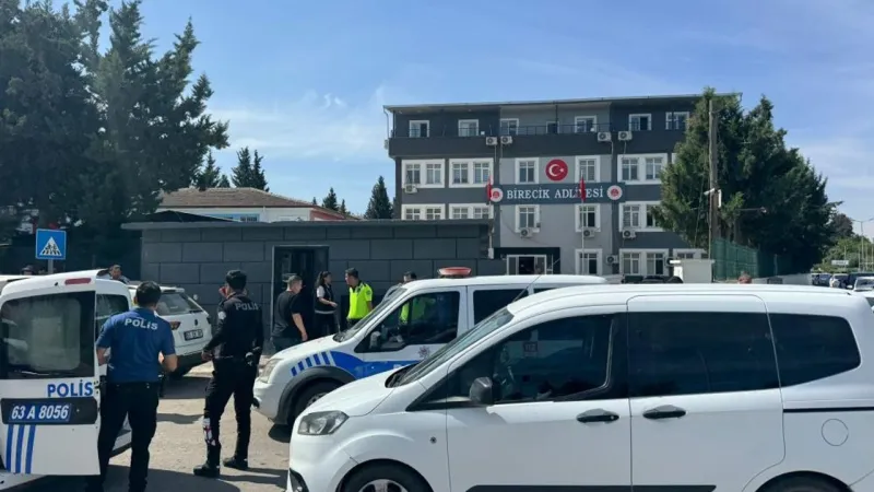 Adliye önünde taşlı sopalı kavga: 5 yaralı