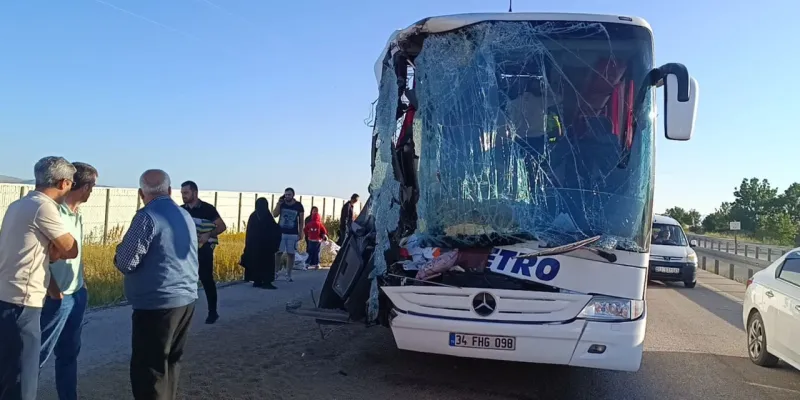 Afyon'da Otobüs Kazası! TIR'a Çarptı: İşte Yaralı Sayısı ve Detaylar