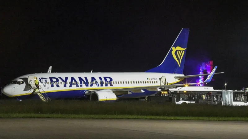 Almanya'da yolcu uçağı acil iniş yaptı: Yaralılar var