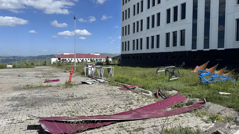 Ardahan'da kuvvetli rüzgar çatıları uçurdu
