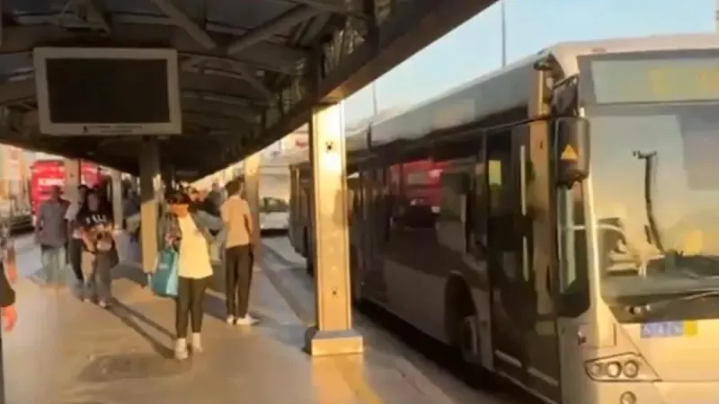 İstanbul'da Metrobüs Çilesi! Yolcular Yürümek Zorunda Kaldı