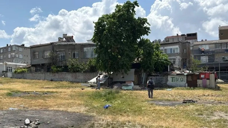 Bağcılar'da kan donduran olay! Boş arazide bir erkek cesedi bulundu