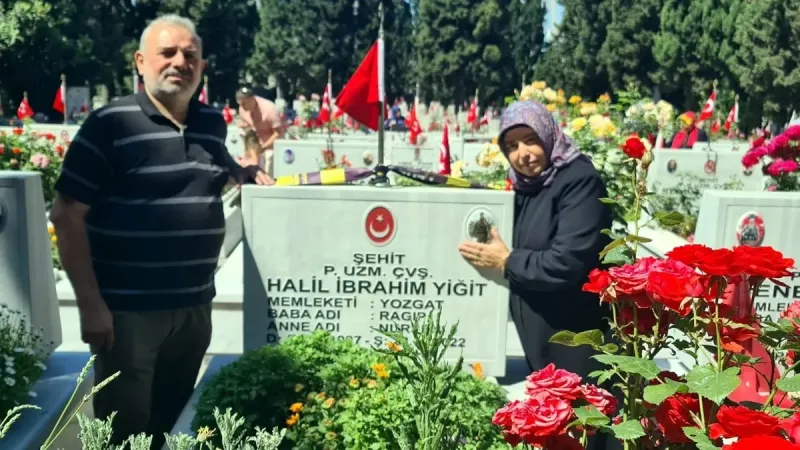 Bayram öncesi şehitliklerde hüzün yaşandı: Minik Eda askerlere şeker ikram etti