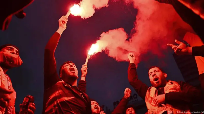 Berlin'deki Galatasaray kutlamasında 33 polis yaralandı