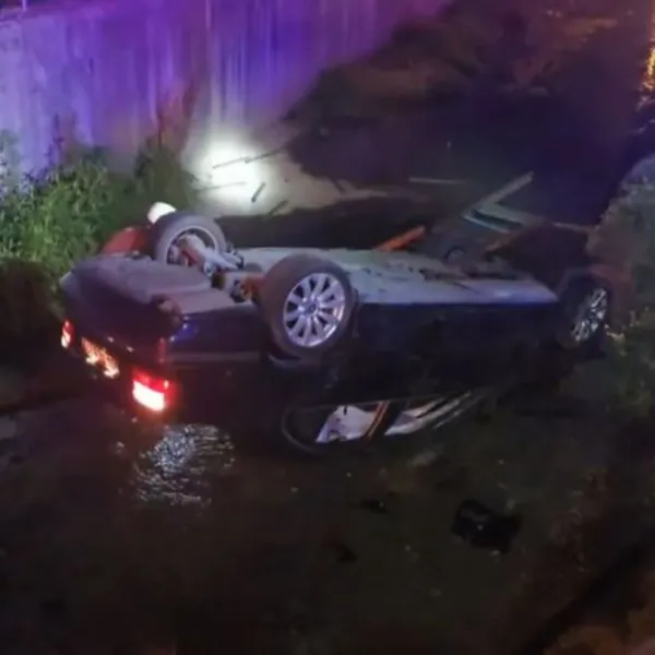 Beykoz'da otomobil dereye uçtu