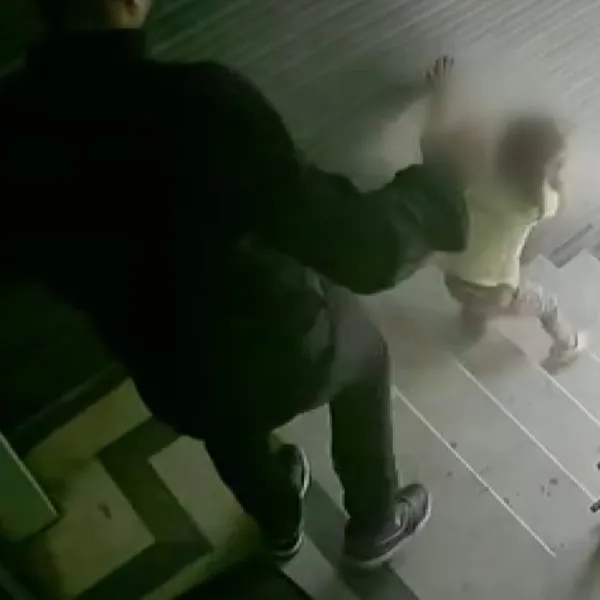 İstanbul'da Şok! Babalık Bu Mu? Çocuğuna Tekme Atan Adam Aranıyor!
