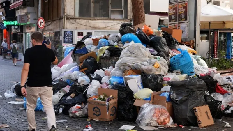 Çöp dağlarından bıkan İzmirlilerden Özgür Özel’e tepki: Silivri’ye gideceğine İzmir’e gel rezaleti gör