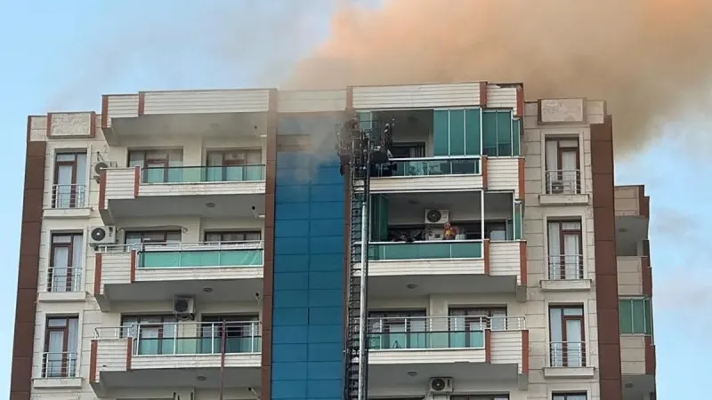 Diyarbakır'daki 13 katlı binada yangın! Acı haberi Vali duyurdu: 2'si çocuk 3 kişi hayatını kaybetti