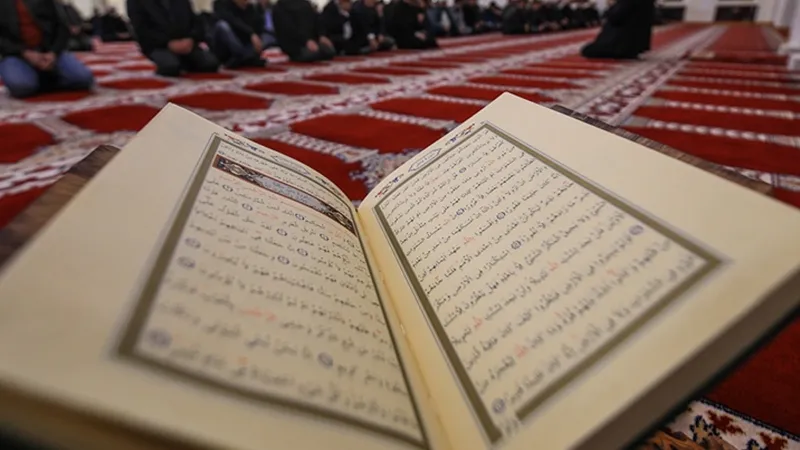 Fransa'da bir kişi camide Kur'an-ı Kerim'i yakıp kaçtı