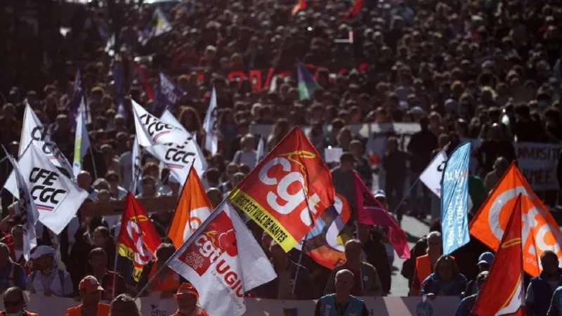 Fransa Yanıyor! Kemer Sıkma Politikaları Halkı Çileden Çıkardı!