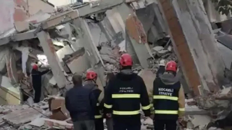 Gebze'de Bina Çöktü! Enkaz Altında Kalanlar Var mı?