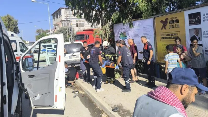 Hatay'da Feci Kaza! Ticari Araç Otomobille Çarpıştı: 5 Yaralı
