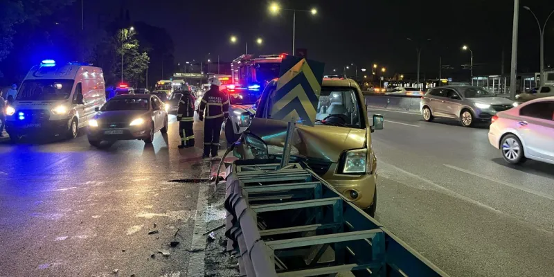 Hafif ticari araç yol ayrımındaki bariyere çarptı; 2 yaralı