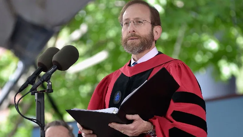 Harvard Rektörü Garber'in İfade Özgürlüğü Duruşu Alkışlarla Karşılandı!