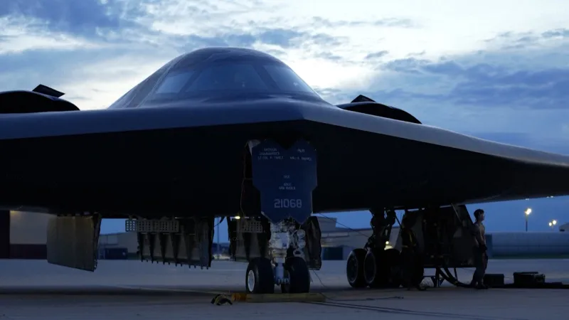 İran'da Neler Oluyor? B-2 Bombardıman Uçağı Görüntüleri Şoke Etti!