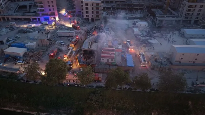 İşçilerin kaldığı prefabrik yatakhane alevlere teslim oldu