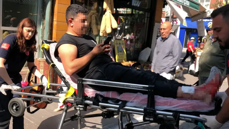 İskeleden düşüp yaralandı! Sedyede bile telefonu bırakmadı