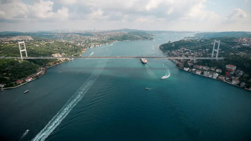 İstanbul Boğazı'nda arızalanan kargo gemisi Büyükdere'ye demirletildi