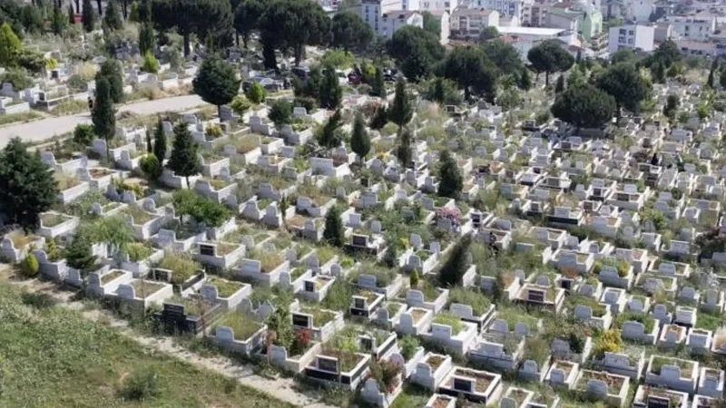 İstanbul'da Bayram Yoğunluğu: Mezarlıklar Ziyaretçi Akınına Uğradı!