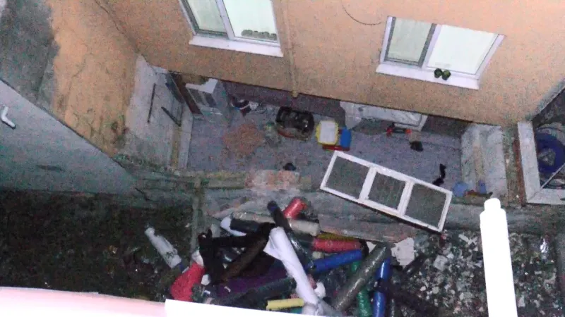 İstanbul'da bir apartmanın bodrum katının duvarı kısmen yıkıldı
