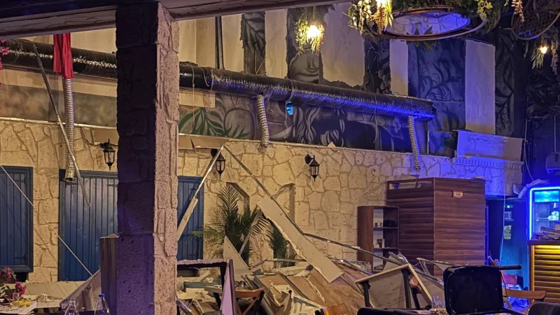 İzmir'de Korkunç Anlar! Eğlence Merkezinde Duvar Çöktü: Yaralılar Var!