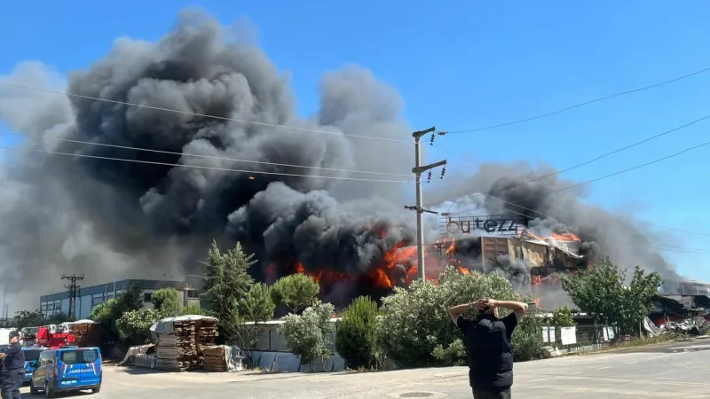 İzmir'de Sandalye Fabrikasında Korkunç Yangın! Alevler Yükseliyor