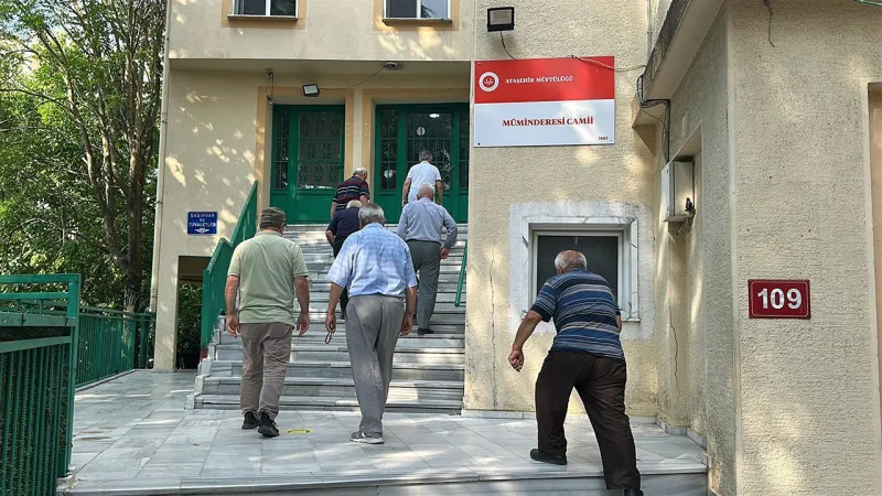 Cami İmamından Şok Karar! Cemaat Kapıda Kaldı!