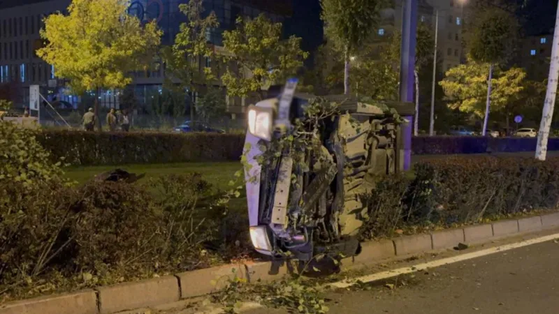 Kayseri'de Alkollü Sürücü Ağacı Devirdi! Kazadan Sağ Kurtuldular