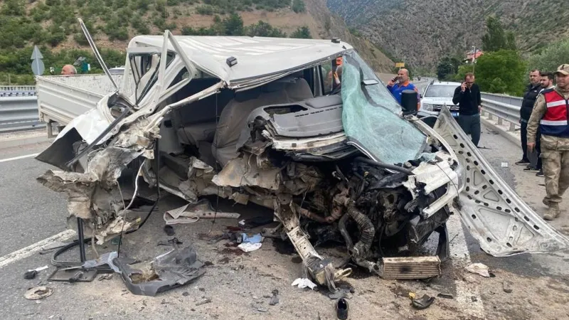 Korkunç kaza! Kamyonet bariyerlere çarptı: Ölü ve yaralılar var