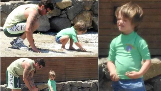 'Kurt' plaja indi! Kıvanç Tatlıtuğ ve oğlunun eğlenceli anları...