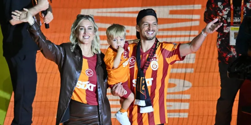 Mertens'in eşi trafiğe meydan okudu: Koşa koşa geldi