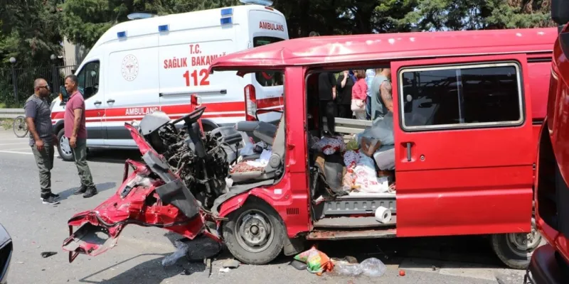 Samsun'da Feci Kaza: Minibüs ve Otomobil Çarpıştı! 6 Yaralı