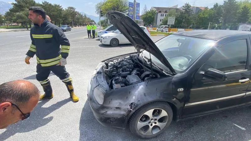 Erzincan'da Otomobil Alevlere Teslim! Yangının Sebebi Şok Etti