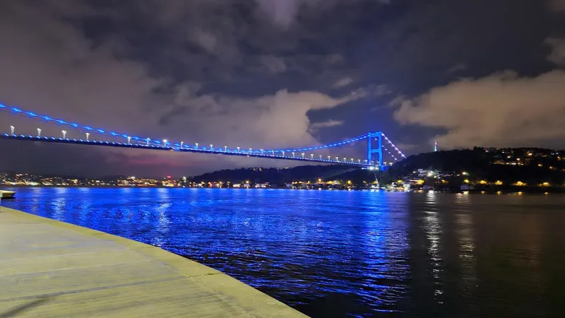 FSM Köprüsü Neden Maviye Büründü? İşte Şaşırtan Sebep!