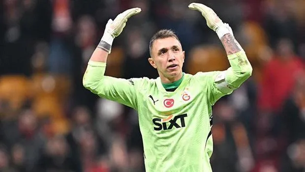 Muslera Efsanesi: Rekorlara Doymuyor! Türk Futbol Tarihine Geçiyor