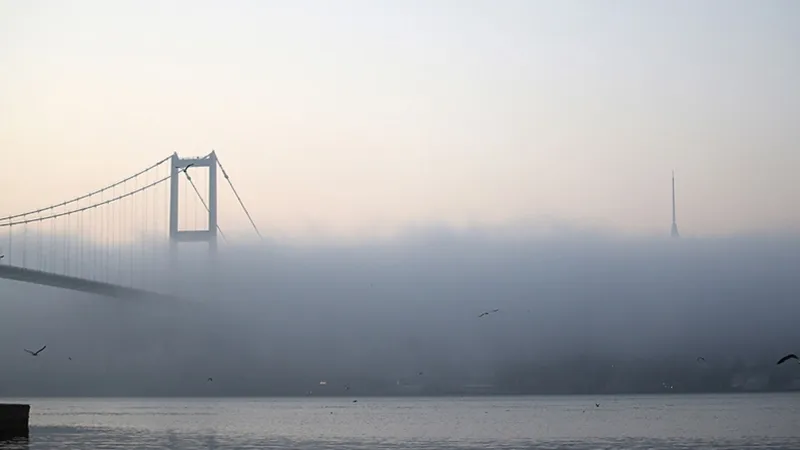 İstanbul Boğazı'nda Sis Alarmı! Gemiler Seferleri Durdurdu Mu?