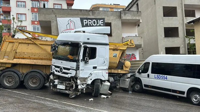 İstanbul'da Hafriyat Kamyonu Dehşeti! 6 Araç Pert!