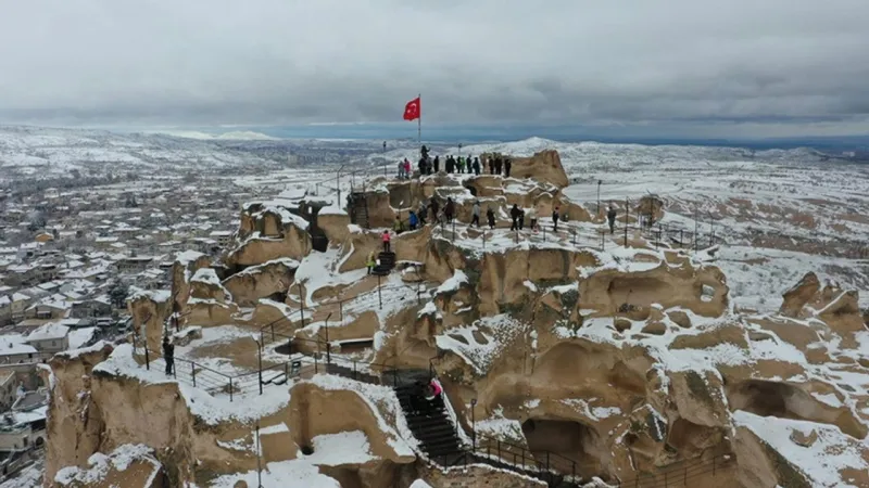 Kapadokya'da Kar Sürprizi! Bahar ve Kar Aynı Anda