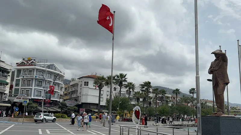 Marmaris'te Fırtına Alarmı! Turistler Ne Yapacak?