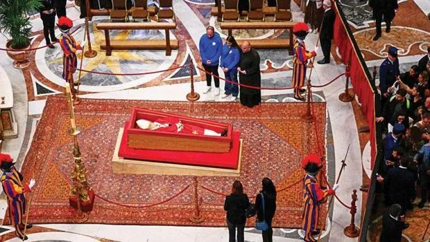 Papa'ya Şok Eden Makyaj! Vatikan'da On Binler Akın Etti!