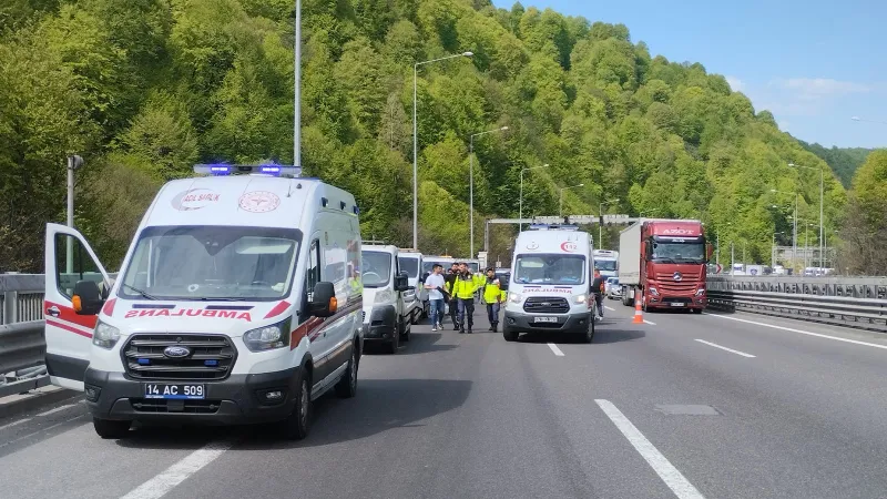 Feci Kaza! Otoyolda Çekiciye Çarpan Otomobilde 3 Yaralı!