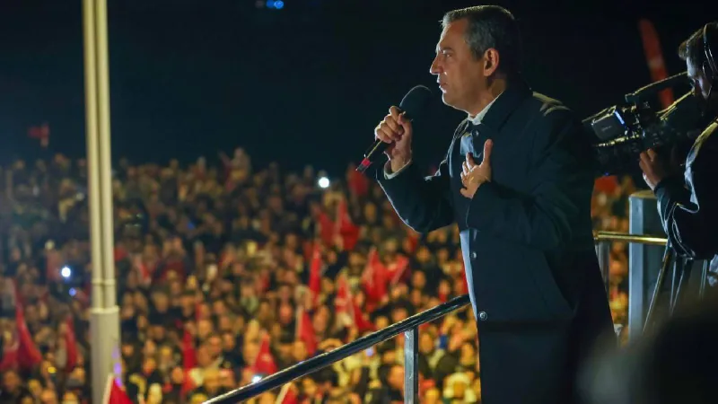 Özgür Özel'den Beyazıt Meydanı'nda Coşkulu Konuşma!