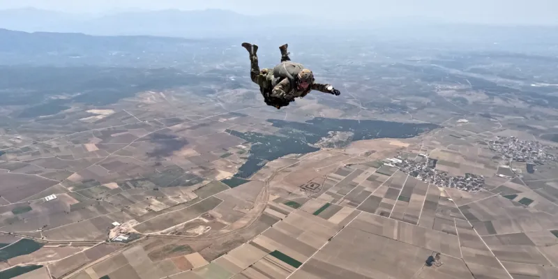 Türk Ordusu'ndan Şok Gösteri! 10 Bin Fitten Atlayış