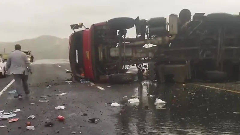 Van Hakkari Yolunda TIR Faciası! 2 Yaralı, Yol Kapandı mı?
