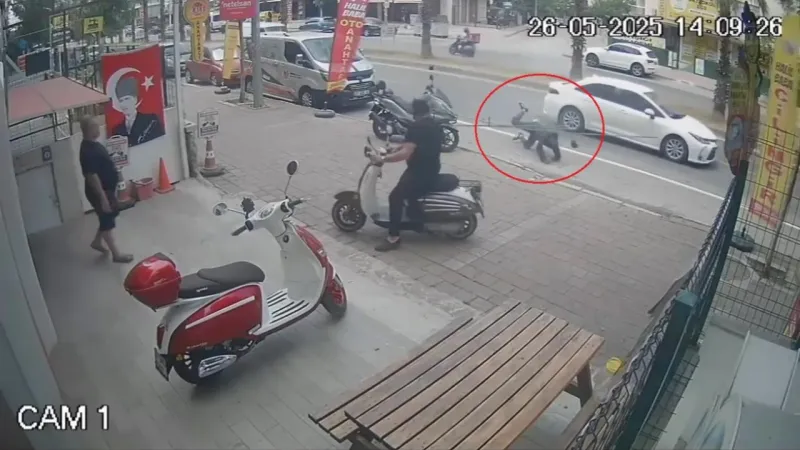 Omzundaki borular araca çarpınca kendini yerde buldu
