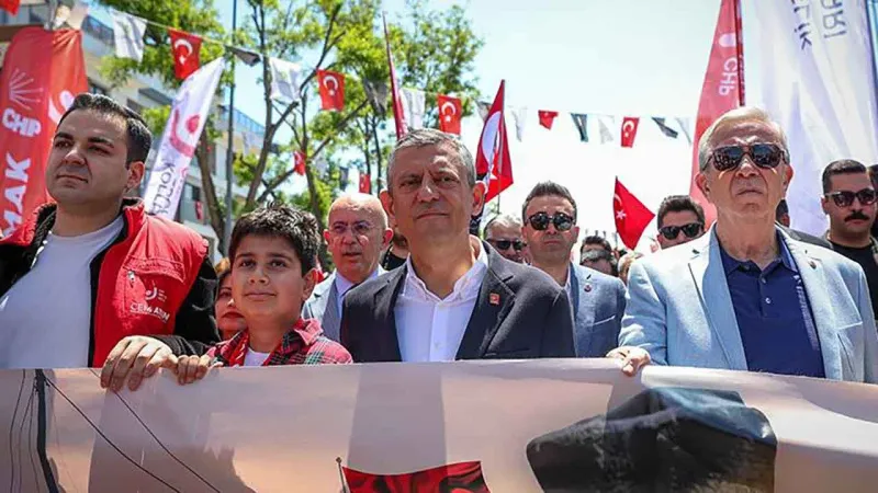 Özgür Özel'den AK Partili Gençlere Çağrı: O Topu Geri Alın!