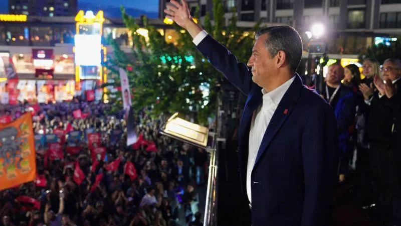 Özgür Özel Esenler'i Salladı! Mitingde Neler Yaşandı?