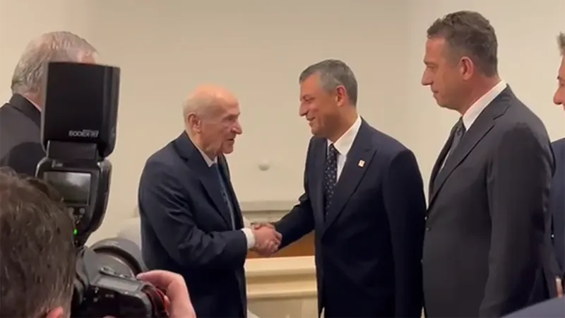 Özgür Özel ve Devlet Bahçeli kuliste selamlaştı