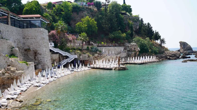 Plajdaki 1000 liralık şezlong ücreti, yarıya düşürüldü